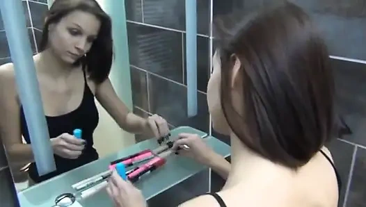 Makyaj yapmak üzereydi, o da onu sevmek üzereydi