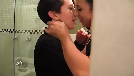 Kız arkadaşım takma yarakla seksin tadını çıkarmamı sağlıyor