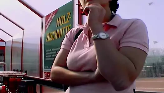 Bir busty ve azgın Alman piliç hoşlanır onu beceriksiz bir piknikte