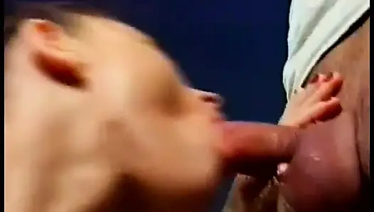 Sürtük ağzını yarakla dolduruyor ve diline boşaltıyor