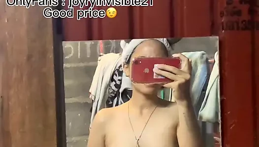 Genç kız duşta çıplak şarkı söylüyor