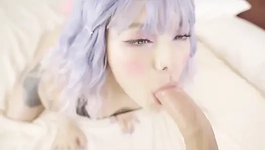 Genç kız sulu sakso çekiyor ve yüzüne boşalıyor. Karneli Bandi