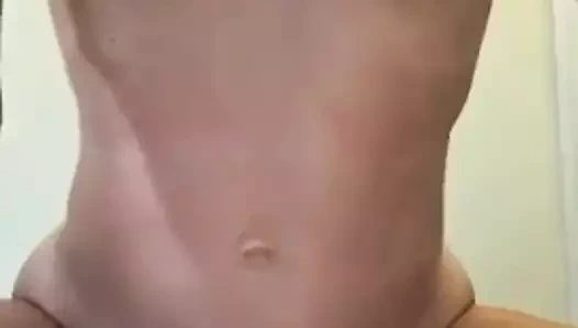 Yalnız olmaktan nefret ediyor