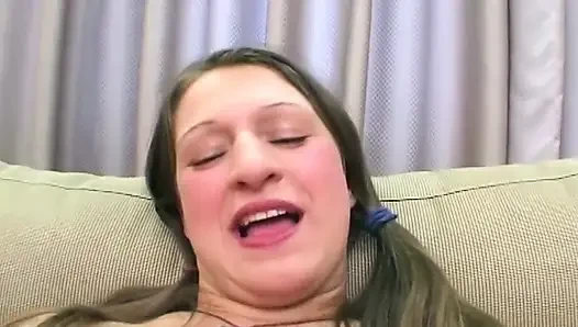 Esmer kadın ıslak amcığıyla oynuyor yakın çekim