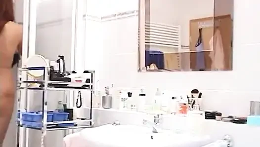 Güzel genç kız seksi vücudunu yıkiyor