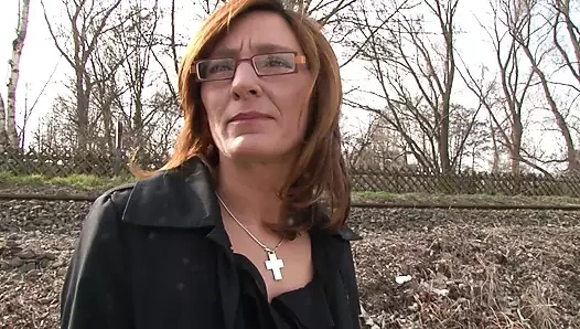 Ateşli hatun ustaca kamera önünde kendini uzatır ve erotik mastürbasyondan sonra bariz bir orgazm olur