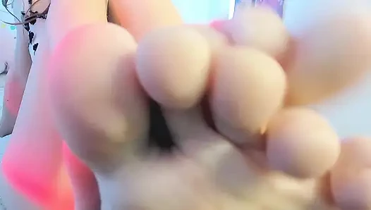 Uzun bacaklı güzel, uzun güzel bacaklarını kamerada gösteriyor