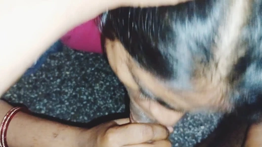 Hintli yengenin ağzına boşalma en iyi oral seks derin gırtlak büyük siyah yarak emiyor