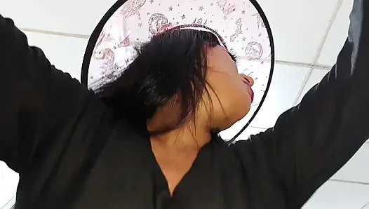 Hizmetçi cadılar bayramında beni garip bir iksir yapıyor ve beni mutfakta seks yapmaya ikna ediyor