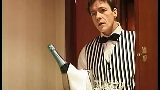 Büyük memeli çarpıcı kaltak büyük sert bir yarağa biniyor ve memeyle muamele çekiyor