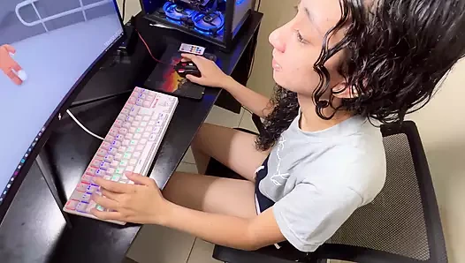 Oyuncu en iyi arkadaşımı sikiyorum