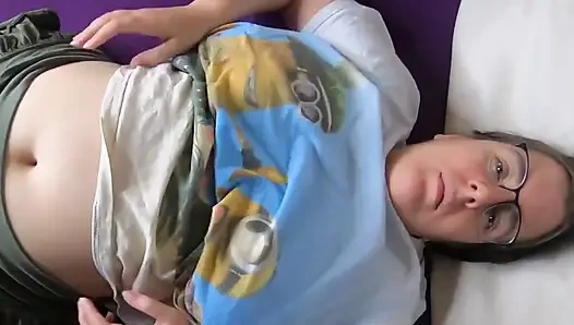 Büyük göğüslerimle oynuyorum