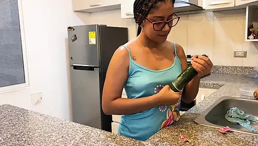 Bridney, ıslak vajinasını bir salatalıkla mahvediyor