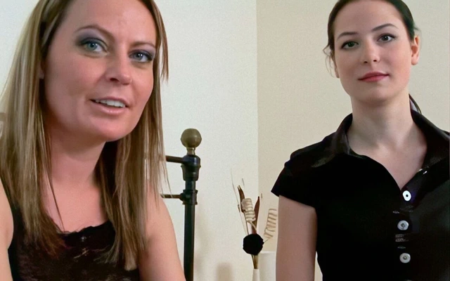 Alexis May ve Anna yatakta dildo eğlencesinin tadını çıkarıyor