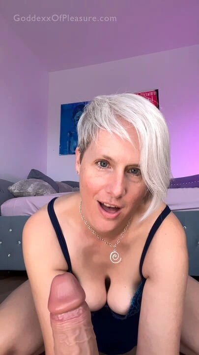 Şok olmak tatmine dönüşüyor: üvey oğlum bana ve yeni dev oyuncağıma yürüdü