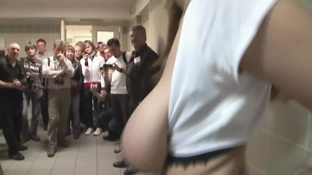 Harika büyük memeli bebek açık havada sikiliyor