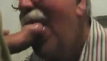 Beau papi moustachu suce une bite bien dure