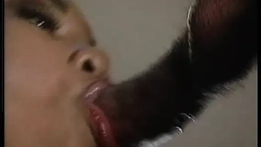 Azgın orta yaşlı seksi kadın patlamalı orgazm için damlayan amını parmaklıyor
