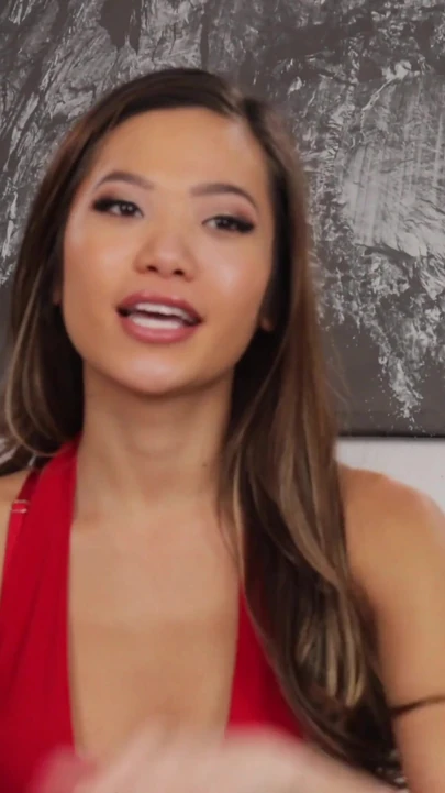 Крошечная азиатка Vina Sky обожает интервью с огромным членом BTS