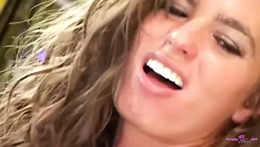 Gözlerinde kirli bir görünüme sahip yaramaz esmer sert bir büyük zenci yarağı tarafından sikiliyor