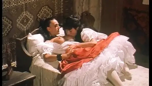 Büyük memeli iki ateşli lezbiyen yalıyor