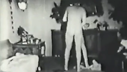 Biseksüel bire bir üçlü orgazm yolunda (1930'larda vintage)