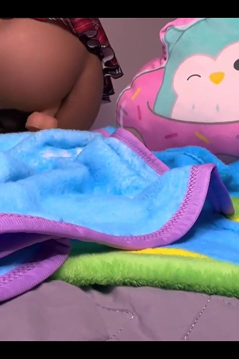 Güzel trans kız üniversiteden ayrıldıktan sonra mastürbasyon yapıyor