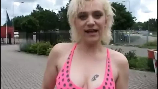 Outrageous hollandalı sarışın milf becerdin içinde holland