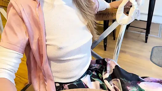 Son derece seksi beyaz sheer bluz bir kafede büyük sert pirsingli meme uçlarımı teşhir ediyor