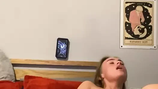 Bu İskoç azgın emo parmaklarının daha derine kaydığını ve çok inlesini izleyin