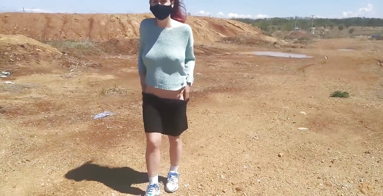 Rüzgarlı bir günde kız soyunuyor