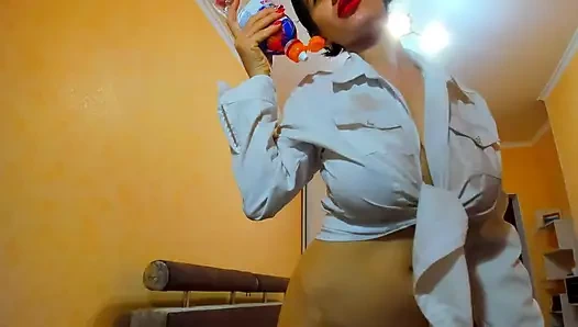 Beyaz gömlek, yağ, memeler, amcık!