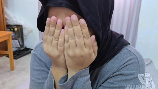 Tesettürlü evli kadın aldatırken yakalandı ve kocası tarafından kırbaç cezası aldı - minokiiko