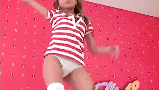 Ellie geniş gözlü genç parmaklar ona kedi