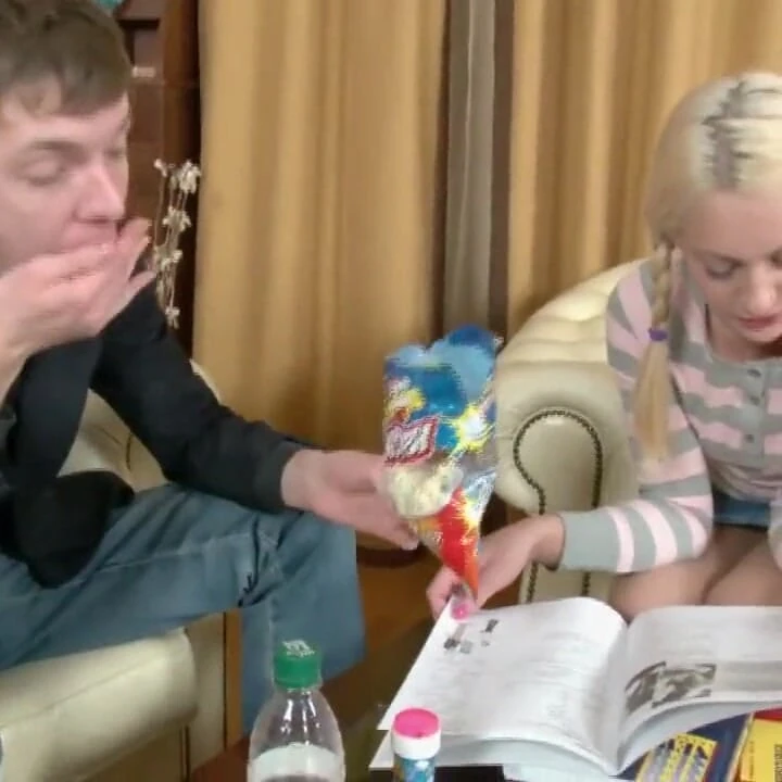 Sarışın bir kaltağın götü için büyük sert bir yarak