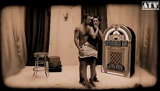 Koyu saçlı kaltak Cynthia Vellons götüne büyük yarakla siktiriyor