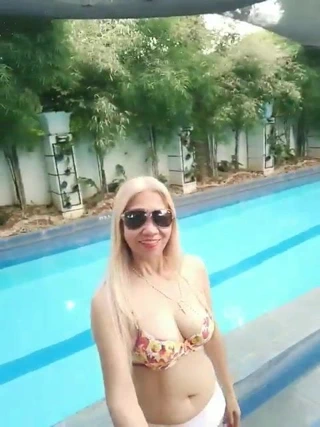 Busty süper seksi sarışın milf üzerinde tatil