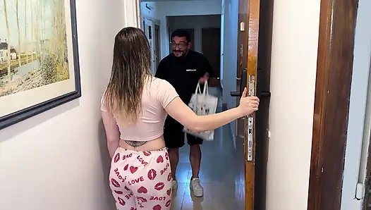 Kurye adam... Doğrudan arka kapısına