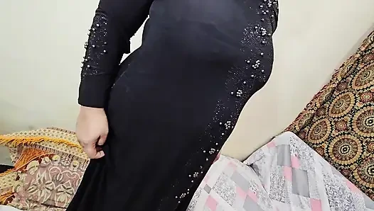 Abd'li adam Müslüman bir kadını kıllı koltuk altı göstermeye ikna ediyor