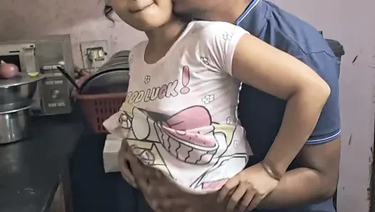 Sweetmegha Hintli yenge vajinasını parmakla baştan çıkarıyor ve devar tam sert Hintçe ses seksini tam gece yakaladı