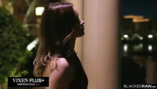 Blackedraw sevimli Khloe Kingsley sıkı amcığını büyük bir yarak üzerinde tutuyor, boşalmayı durduramadı!