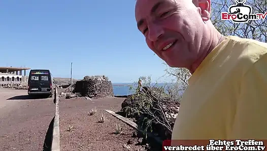 Sarışın Mallorka turisti, plajda 2 Alman tatilci tarafından sevişildi