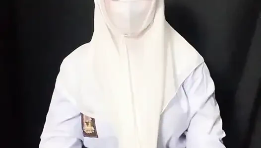 High school students like to play alone, shake to the beech