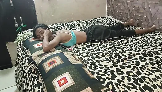 Üvey kız kardeş ve üvey baba ateşli anal sikişiyor