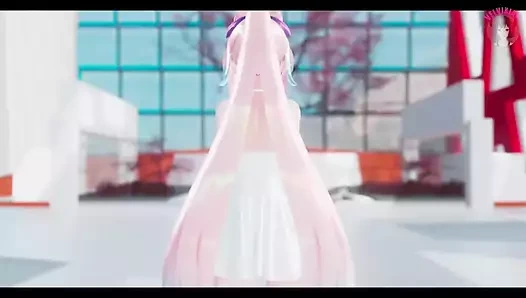 Sevimli genç kız sadece seksi beyaz elbiseli dans yapıyor