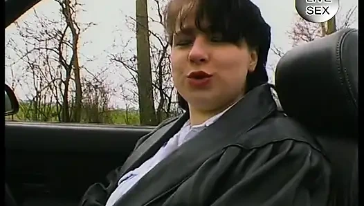 Tombul orta yaşlı seksi fahişe arabada amını tatmin ediyor