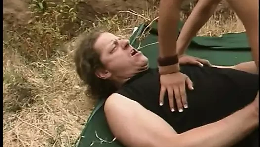 Asyalı piliç açık havada uzun saçlı Amerikalı tarafından sikiliyor