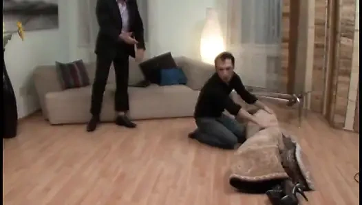 Sevimli sarışın götten sikilmeden önce yarağını gırtlağına kadar alıyor