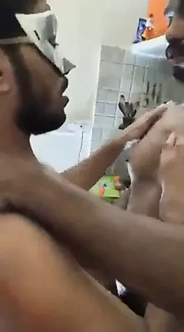 Индийскую шлюшку без презерватива трахает резинка