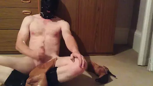 Bronz çizmelere kapşonlu boşalma